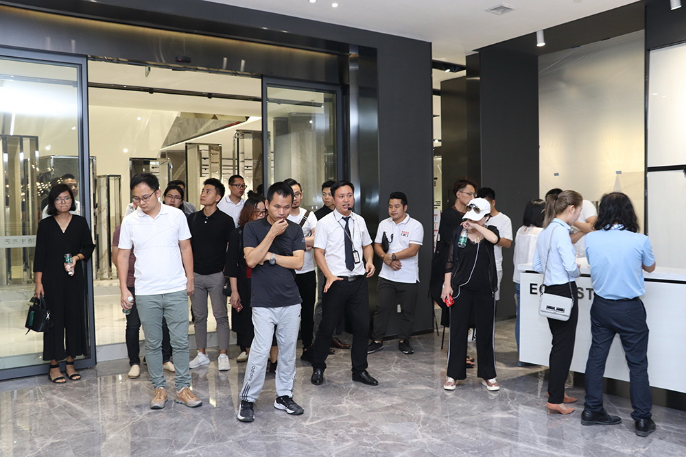 广州设计师们参观黄瓜视频黄色网站展厅
